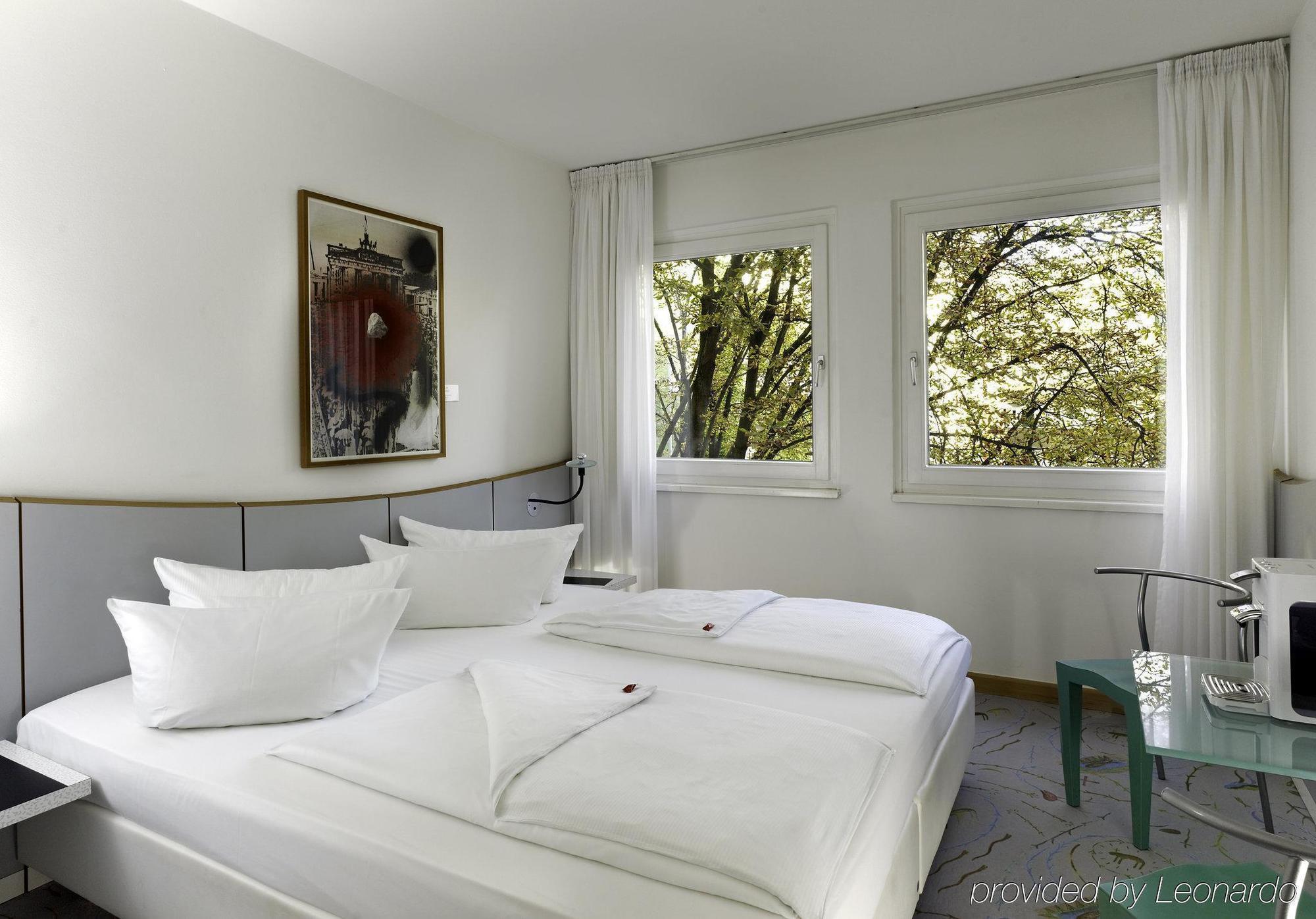 Radisson Red Berlin Kudamm Hotel Exterior photo